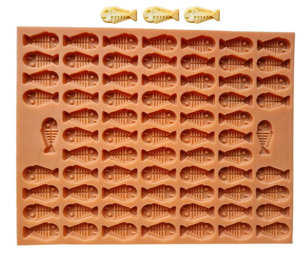 „Silikon-Backmatte in Fischform mit mehreren kleinen Fischmulden zur Herstellung von Hundeleckerlis oder Snacks, Modell ‚Backmatte Fische‘ von Goodleen.“