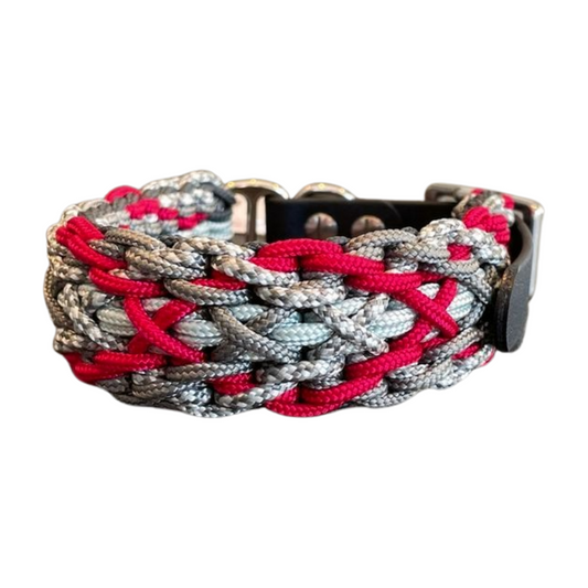 Handgemachtes Paracord Halsband  in rot grau mit schwarzem Biothane Adapter Knoten für vier Pfoten