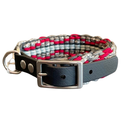Handgemachtes Paracord Halsband  in rot grau mit schwarzem Biothane Adapter Knoten für vier Pfoten