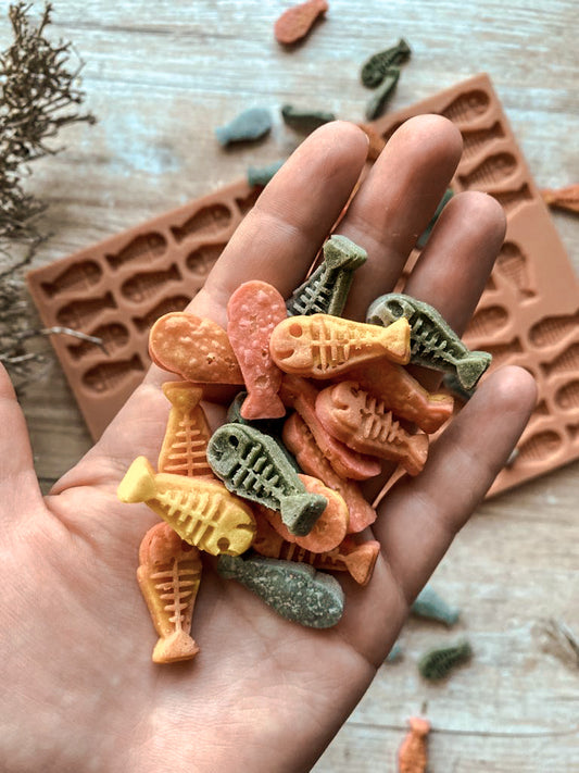„Silikon-Backmatte in Fischform mit mehreren kleinen Fischmulden zur Herstellung von Hundeleckerlis oder Snacks, Modell ‚Backmatte Fische‘ von Goodleen.“