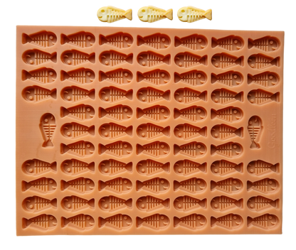 „Silikon-Backmatte in Fischform mit mehreren kleinen Fischmulden zur Herstellung von Hundeleckerlis oder Snacks, Modell ‚Backmatte Fische‘ von Goodleen.“